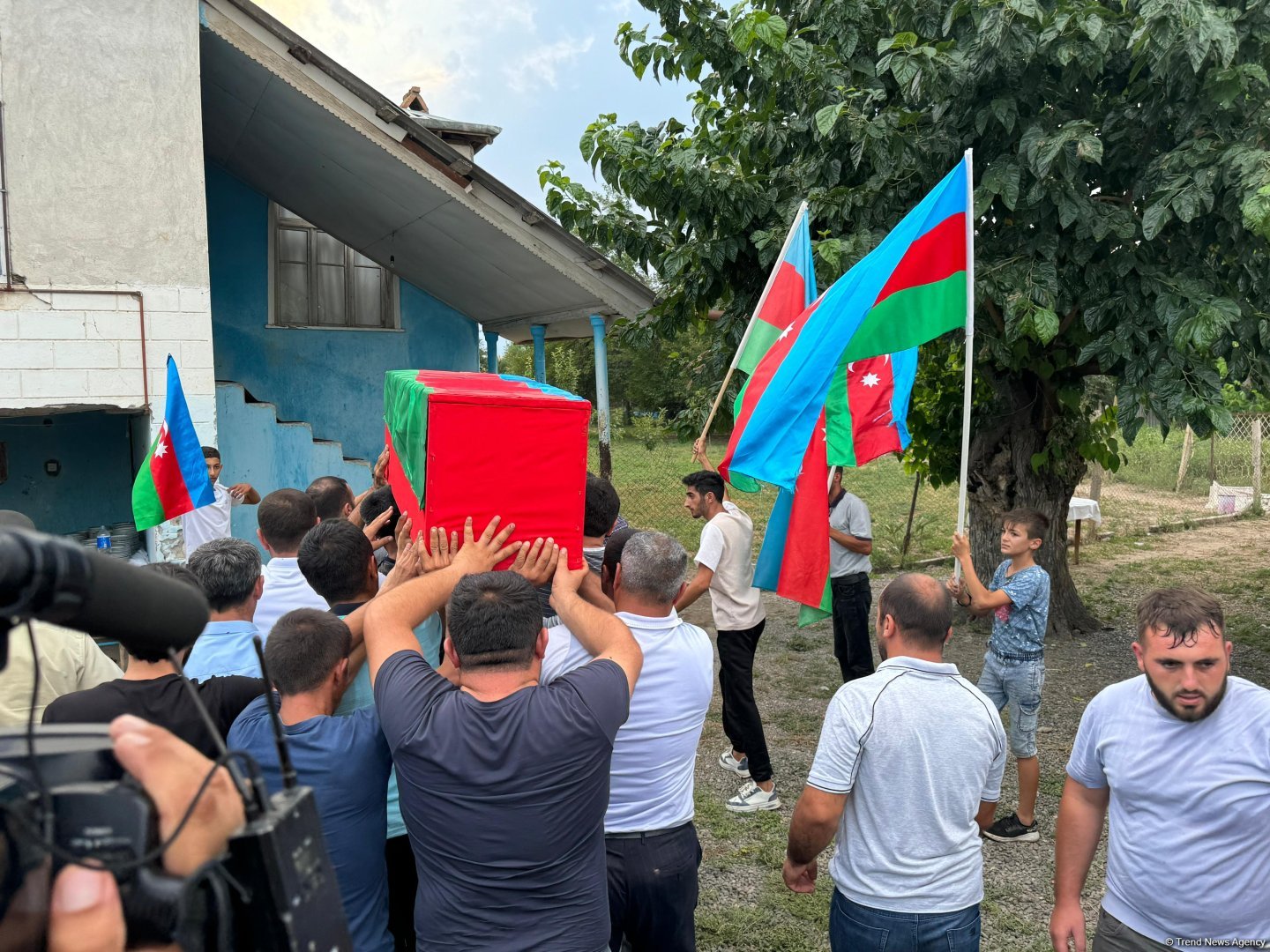 Kəlbəcərdə qalıqları tapılan hərbi qulluqçunun nəşi ailəsinə təhvil verildi (FOTO)