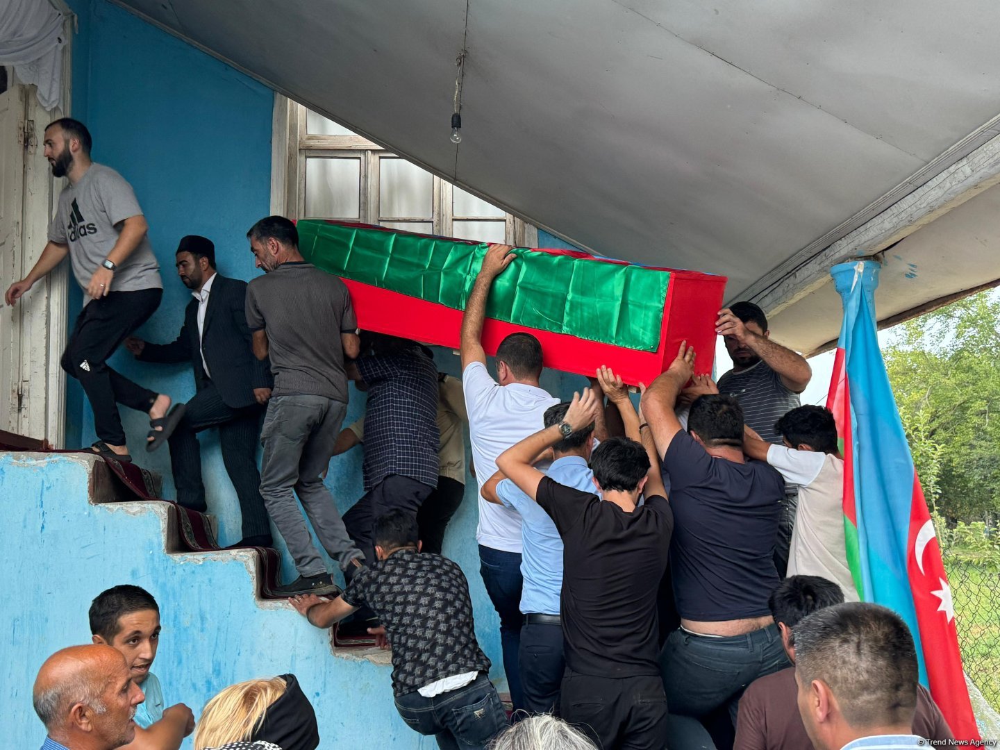 Kəlbəcərdə qalıqları tapılan hərbi qulluqçunun nəşi ailəsinə təhvil verildi (FOTO)