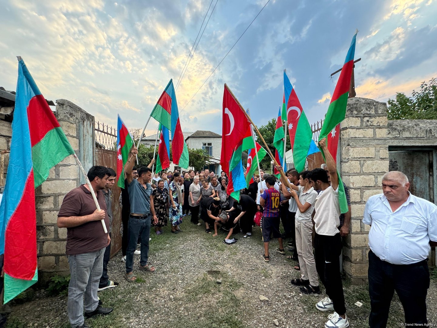 Kəlbəcərdə qalıqları tapılan hərbi qulluqçunun nəşi ailəsinə təhvil verildi (FOTO)