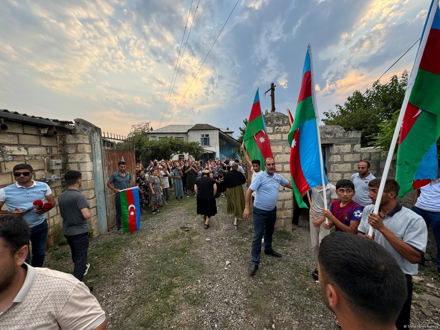 Kəlbəcərdə qalıqları tapılan hərbi qulluqçunun nəşi ailəsinə təhvil verildi (FOTO)