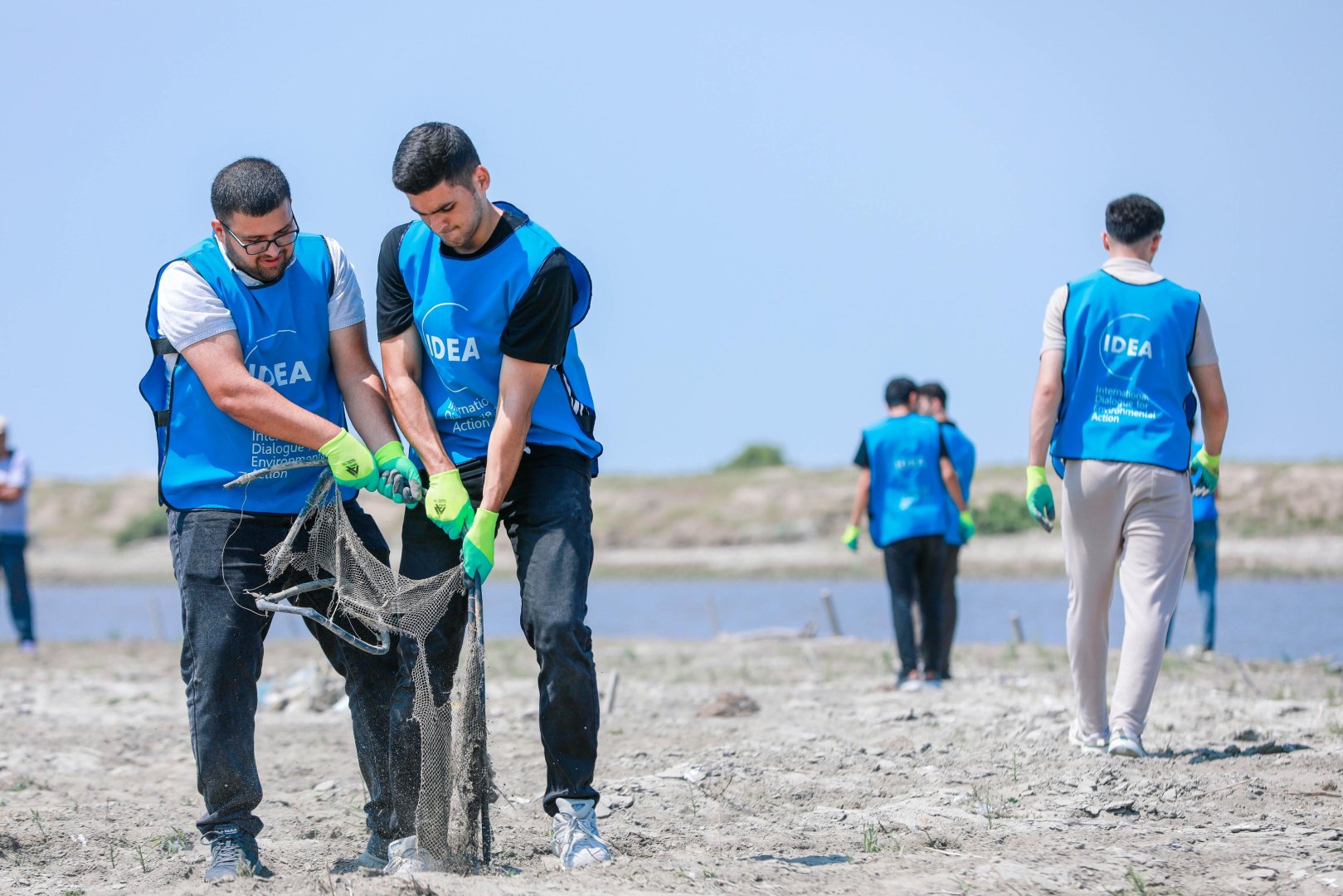 IDEA Kür çayı sahilində ənənəvi təmizlik aksiyası keçirib (FOTO)