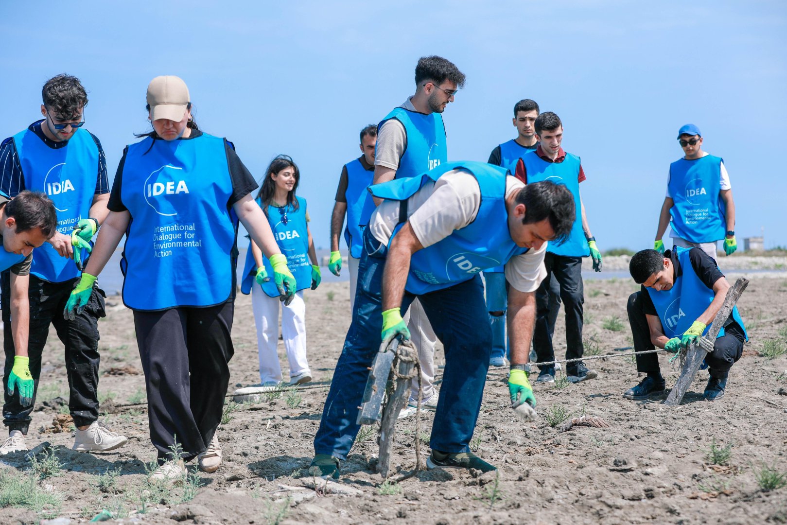 IDEA Kür çayı sahilində ənənəvi təmizlik aksiyası keçirib (FOTO)