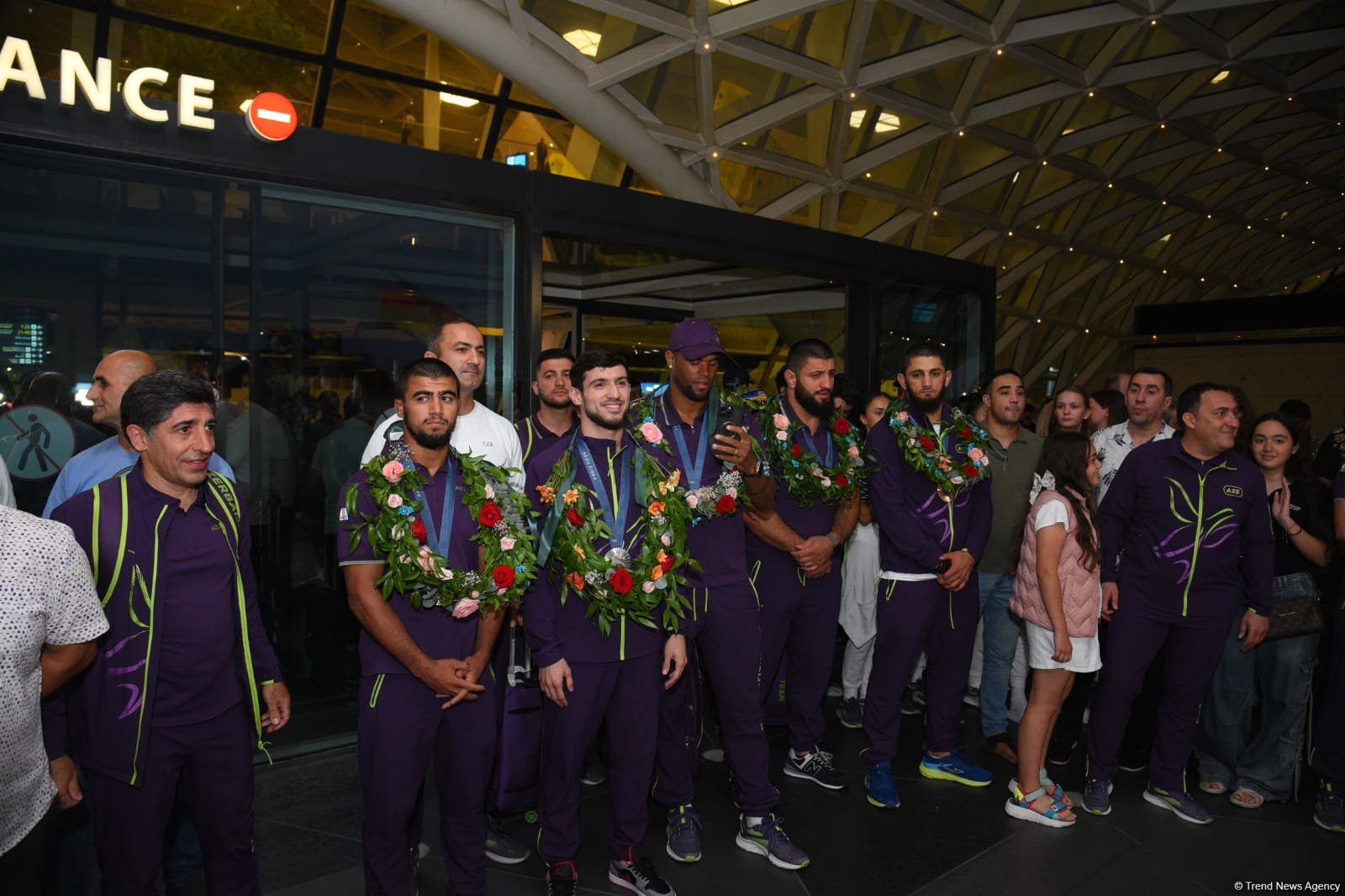 Olimpiya Oyunlarında uğurlu çıxış edən Azərbaycan millisi Vətənə qayıdıb (FOTO/VİDEO)