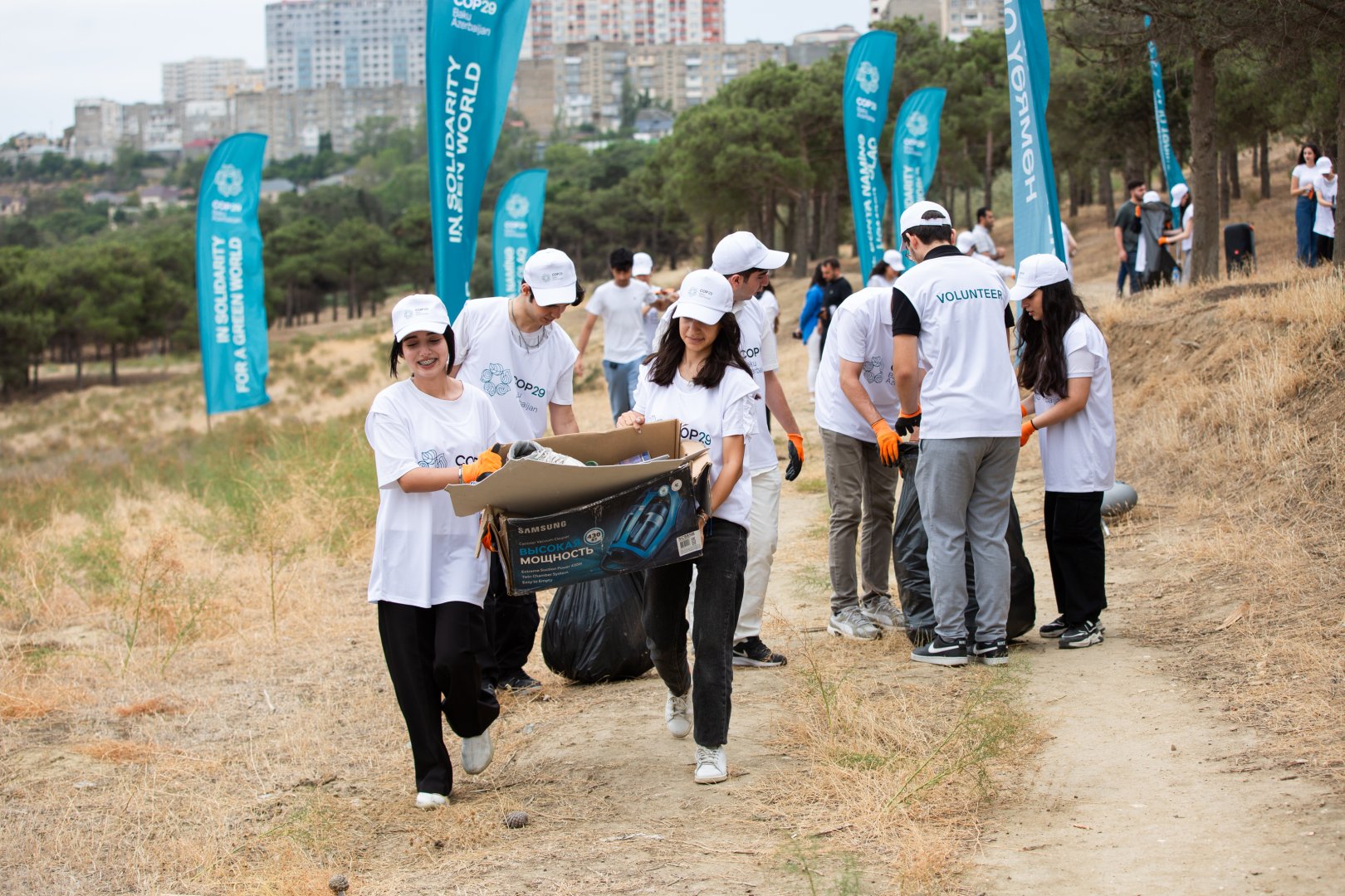 COP29 Könüllüləri “Təkrar emal fəalları” adlı təmizlik aksiyası keçiriblər (FOTO)