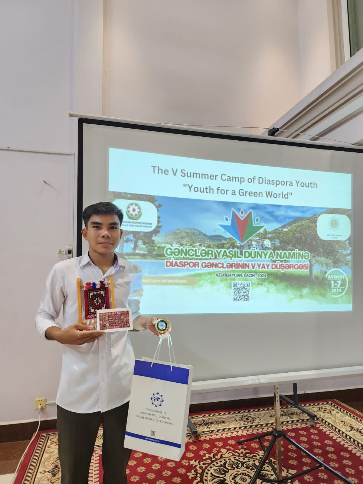 Diaspor Gənclərinin V Yay Düşərgəsinin iştirakçısı Kambocada Azərbaycan haqqında təqdimatla çıxış edib (FOTO)