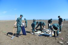 DSX-nin hərbi qulluqçuların iştirakı ilə Xəzərin sahili təmizlənib (FOTO)