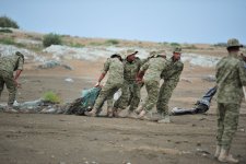 DSX-nin hərbi qulluqçuların iştirakı ilə Xəzərin sahili təmizlənib (FOTO)