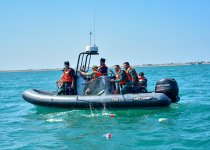 DSX-nin hərbi qulluqçuların iştirakı ilə Xəzərin sahili təmizlənib (FOTO)