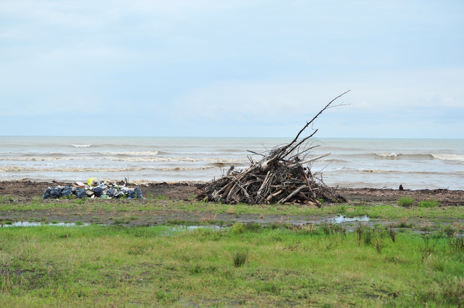DSX-nin hərbi qulluqçuların iştirakı ilə Xəzərin sahili təmizlənib (FOTO)