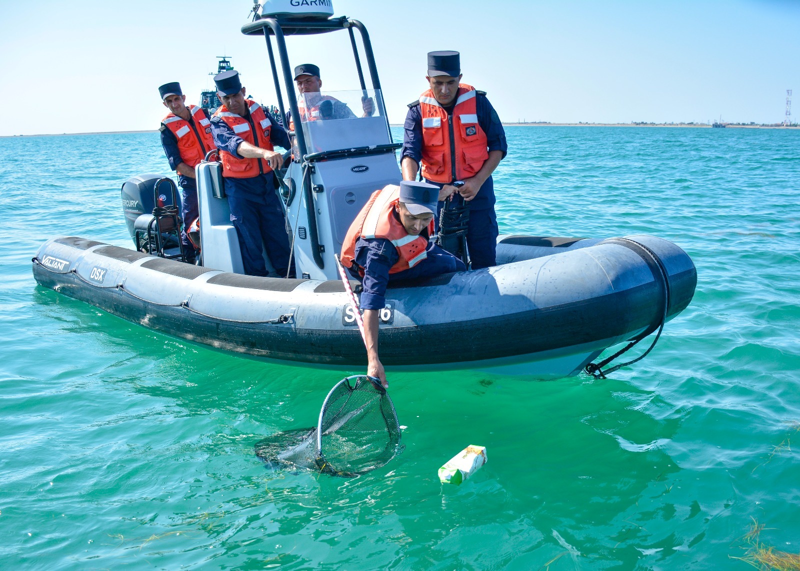 DSX-nin hərbi qulluqçuların iştirakı ilə Xəzərin sahili təmizlənib (FOTO)