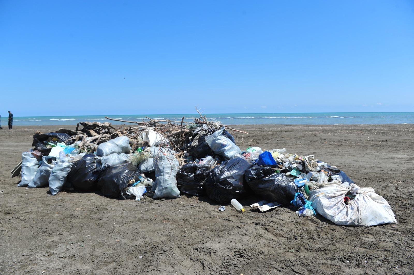 DSX-nin hərbi qulluqçuların iştirakı ilə Xəzərin sahili təmizlənib (FOTO)