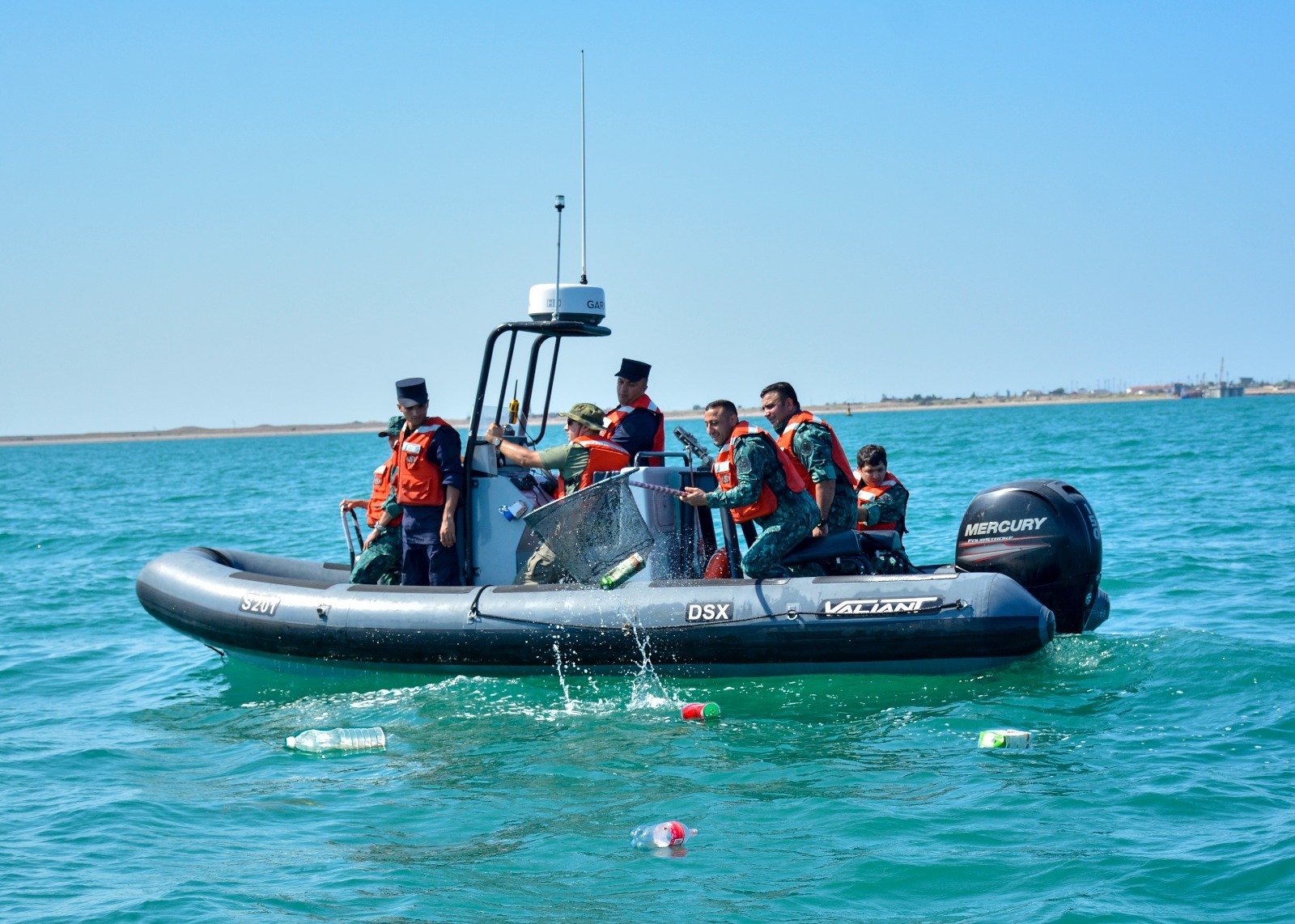 DSX-nin hərbi qulluqçuların iştirakı ilə Xəzərin sahili təmizlənib (FOTO)