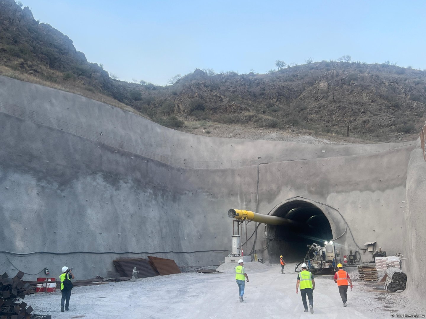 Horadiz-Ağbənd dəmir yolunda inşa edilən tunelin qabariti gələcəkdə dəmir yolu xəttinin elektrikləşdirilməsi üçün də imkan verir (FOTO)