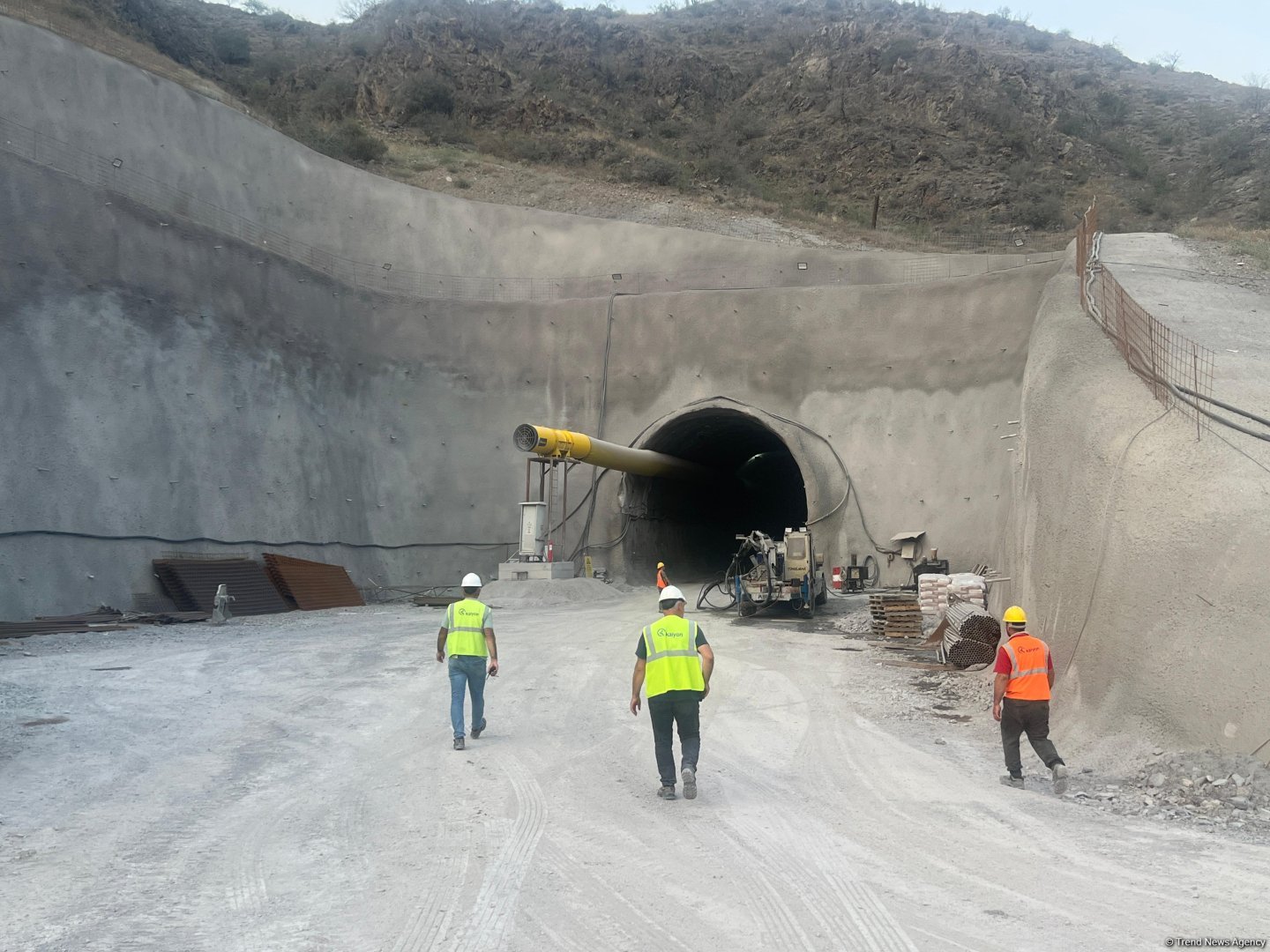 Horadiz-Ağbənd dəmir yolunda inşa edilən tunelin qabariti gələcəkdə dəmir yolu xəttinin elektrikləşdirilməsi üçün də imkan verir (FOTO)