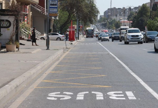 Bakının bu küçəsində xüsusi hərəkət zolağı çəkilib