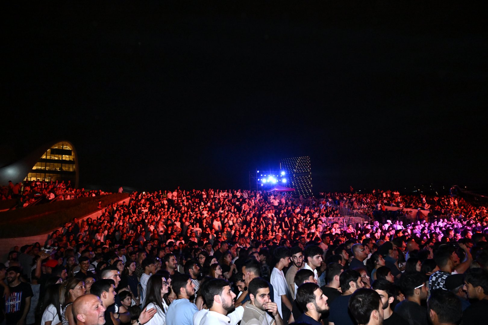 Heydər Əliyev Mərkəzinin parkında “Yay Festivalı” bağlanış konserti keçirilib (FOTO/VİDEO)