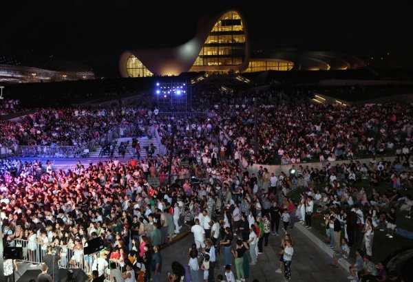 Heydər Əliyev Mərkəzinin parkında “Yay Festivalı” bağlanış konserti keçirilib (FOTO/VİDEO)