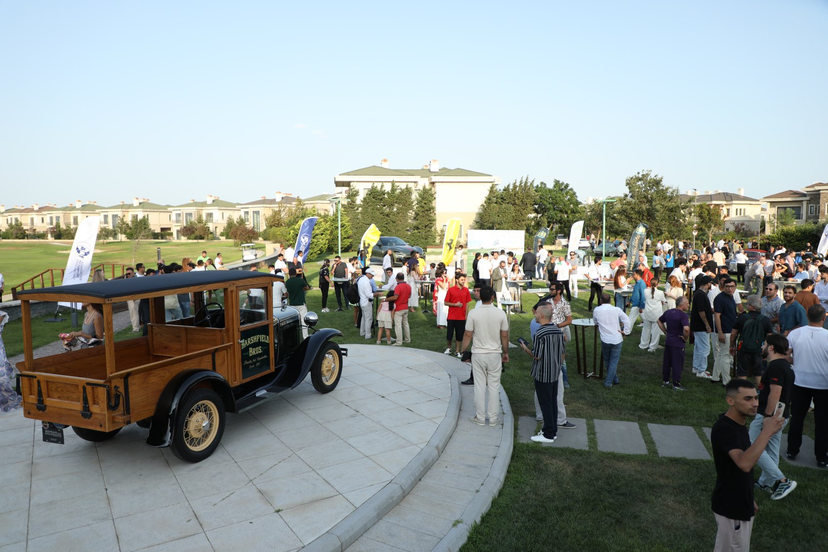 Bakıda klassik avtomobillərin yürüşü və sərgisi keçirilib (FOTO)