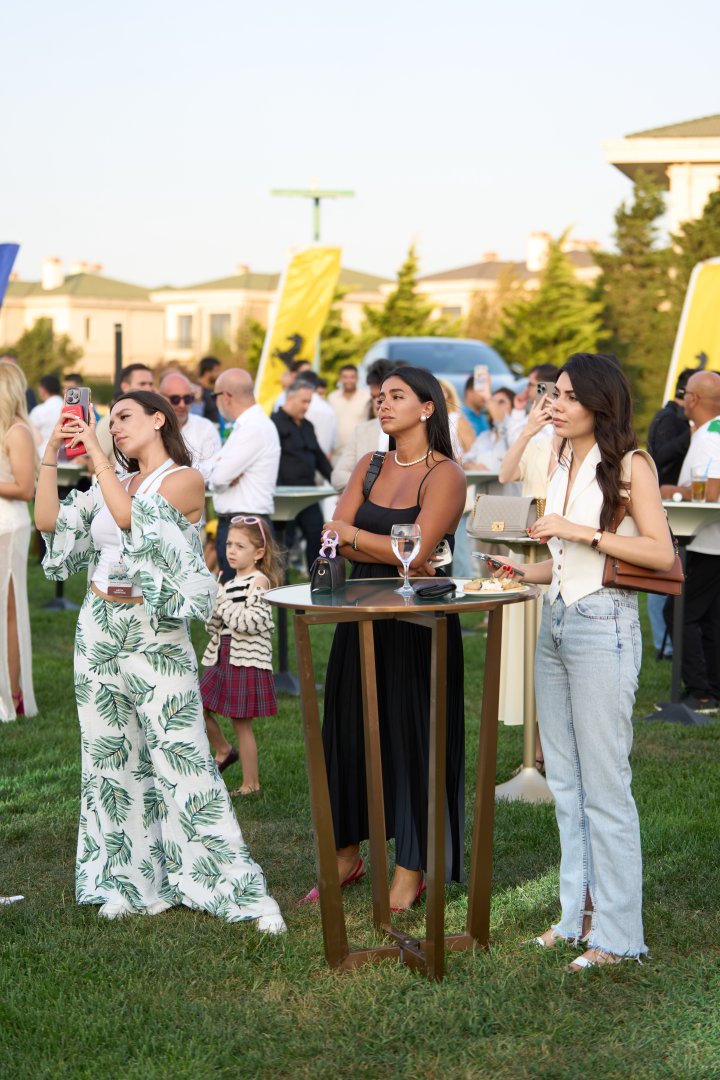 Bakıda klassik avtomobillərin yürüşü və sərgisi keçirilib (FOTO)