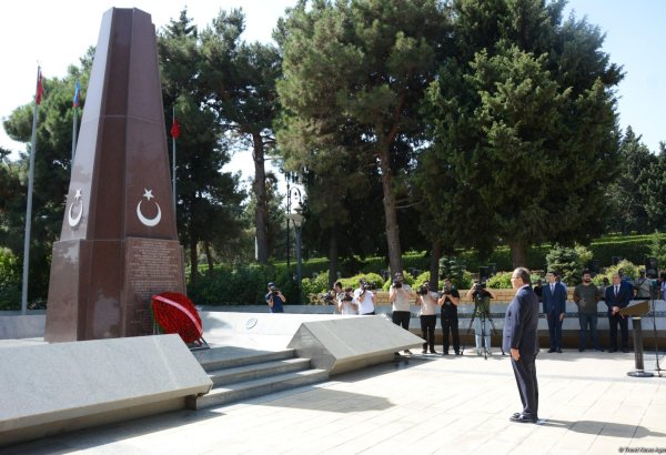 Türkiyənin Zəfər Bayramı münasibətilə Türk şəhidliyi ziyarət edilib (FOTO)