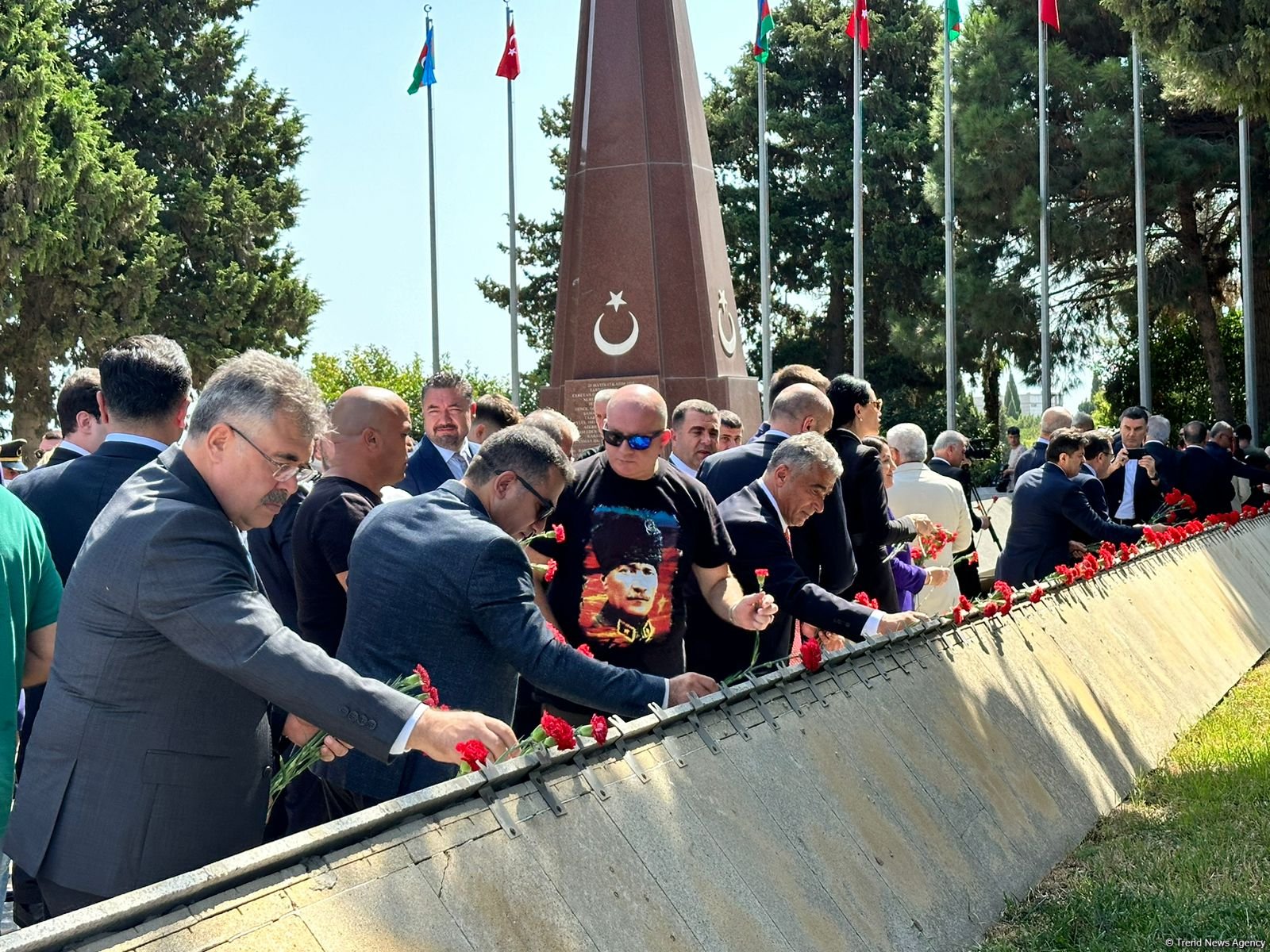 Türkiyənin Zəfər Bayramı münasibətilə Türk şəhidliyi ziyarət edilib (FOTO)