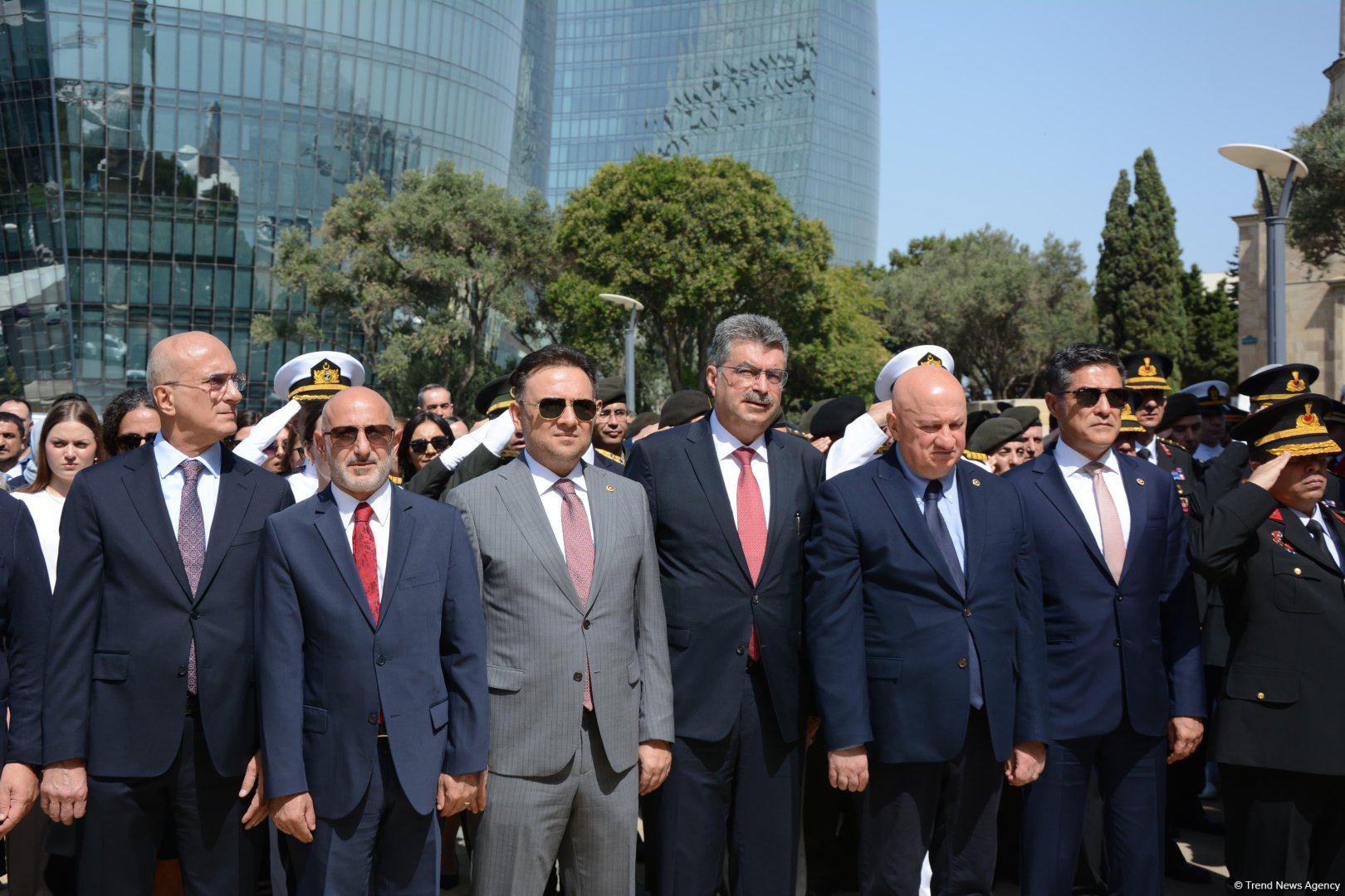 Türkiyənin Zəfər Bayramı münasibətilə Türk şəhidliyi ziyarət edilib (FOTO)