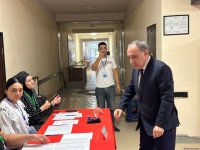 Baş prokuror səsvermə hüququndan istifadə edib (FOTO)