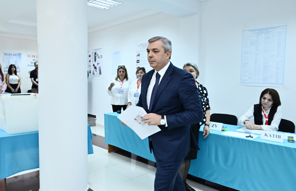 Samir Nuriyev səs verdi (FOTO)
