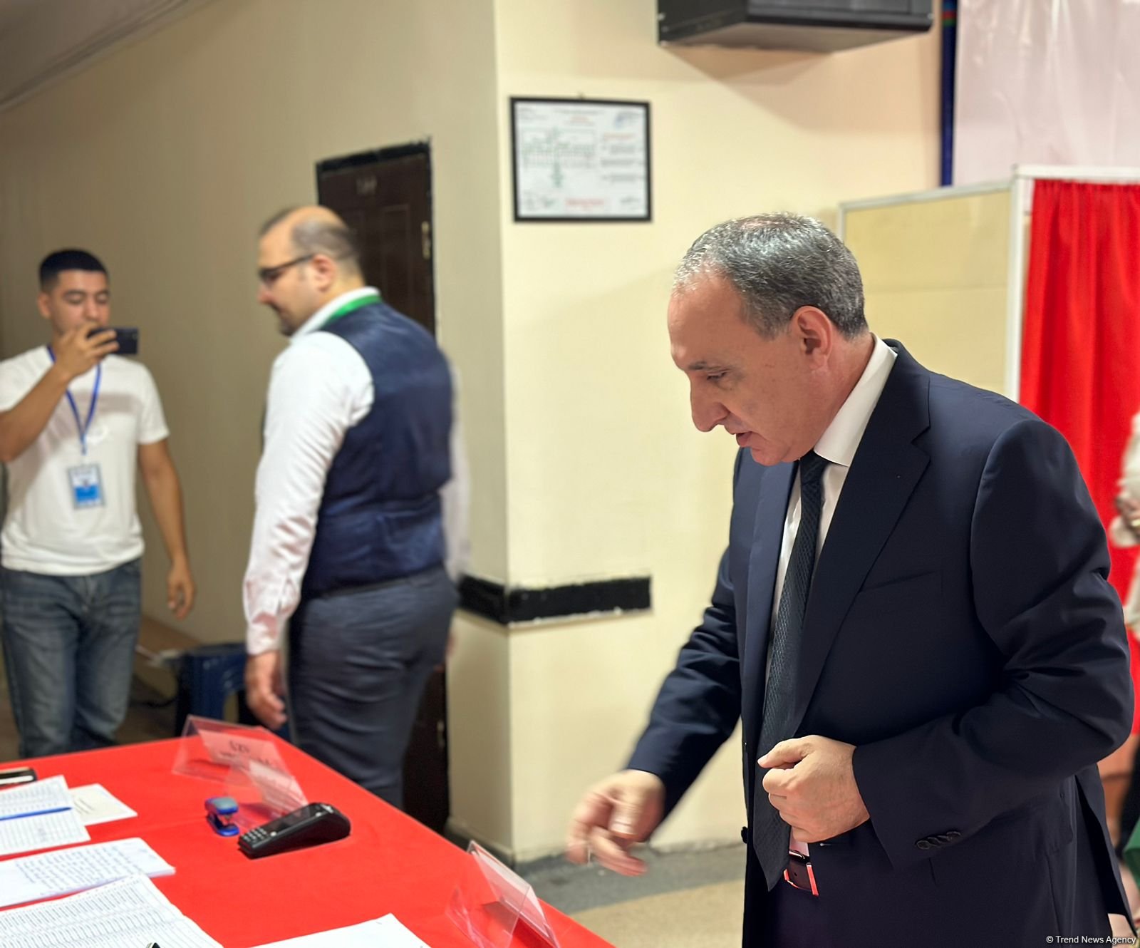 Baş prokuror səsvermə hüququndan istifadə edib (FOTO)