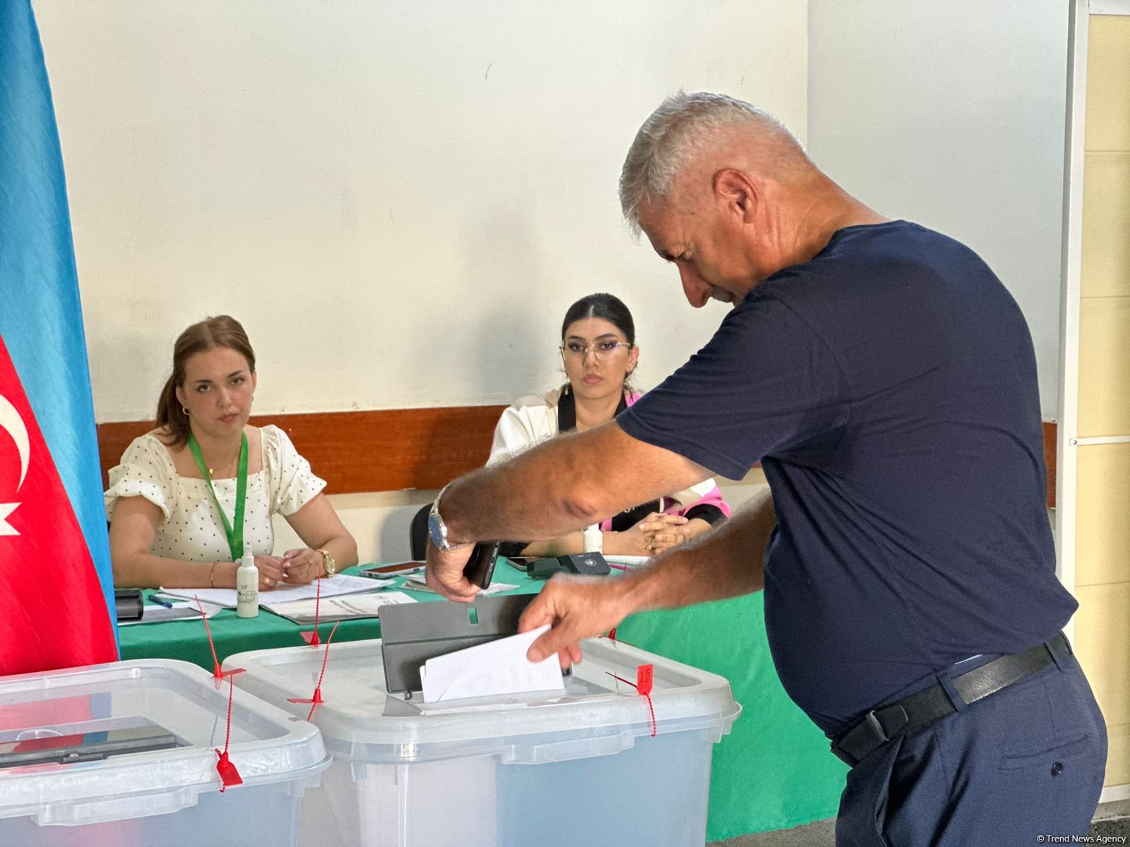 Paytaxtda səsvermə prosesində seçici fəallığı davam edir (FOTO)