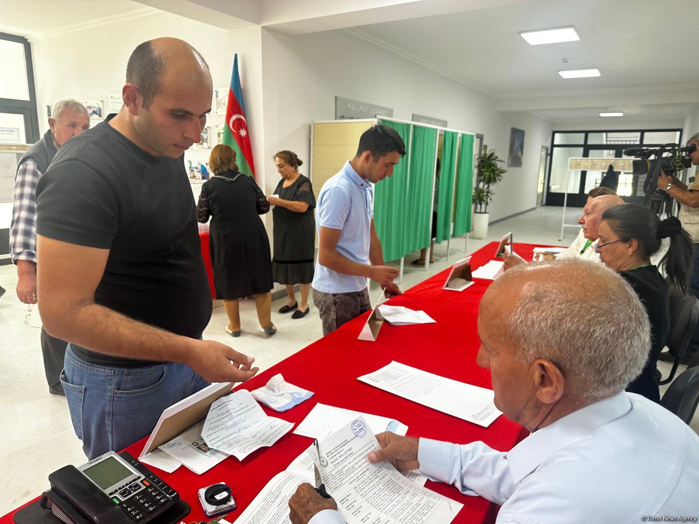 Susda seçicilər səsvermə hüququndan istifadə edirlər (FOTO)