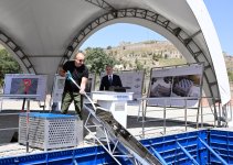 Prezident İlham Əliyev Kəlbəcər şəhərində inzibati binanın təməlini qoyub (YENİLƏNİB) (FOTO/VİDEO)