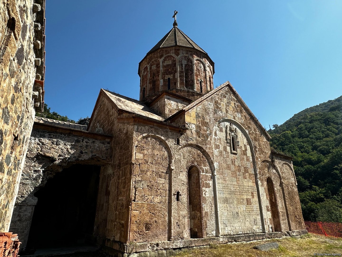 Erməni vandalizminə məruz qalmış Xudavəngdən FOTOREPORTAJ
