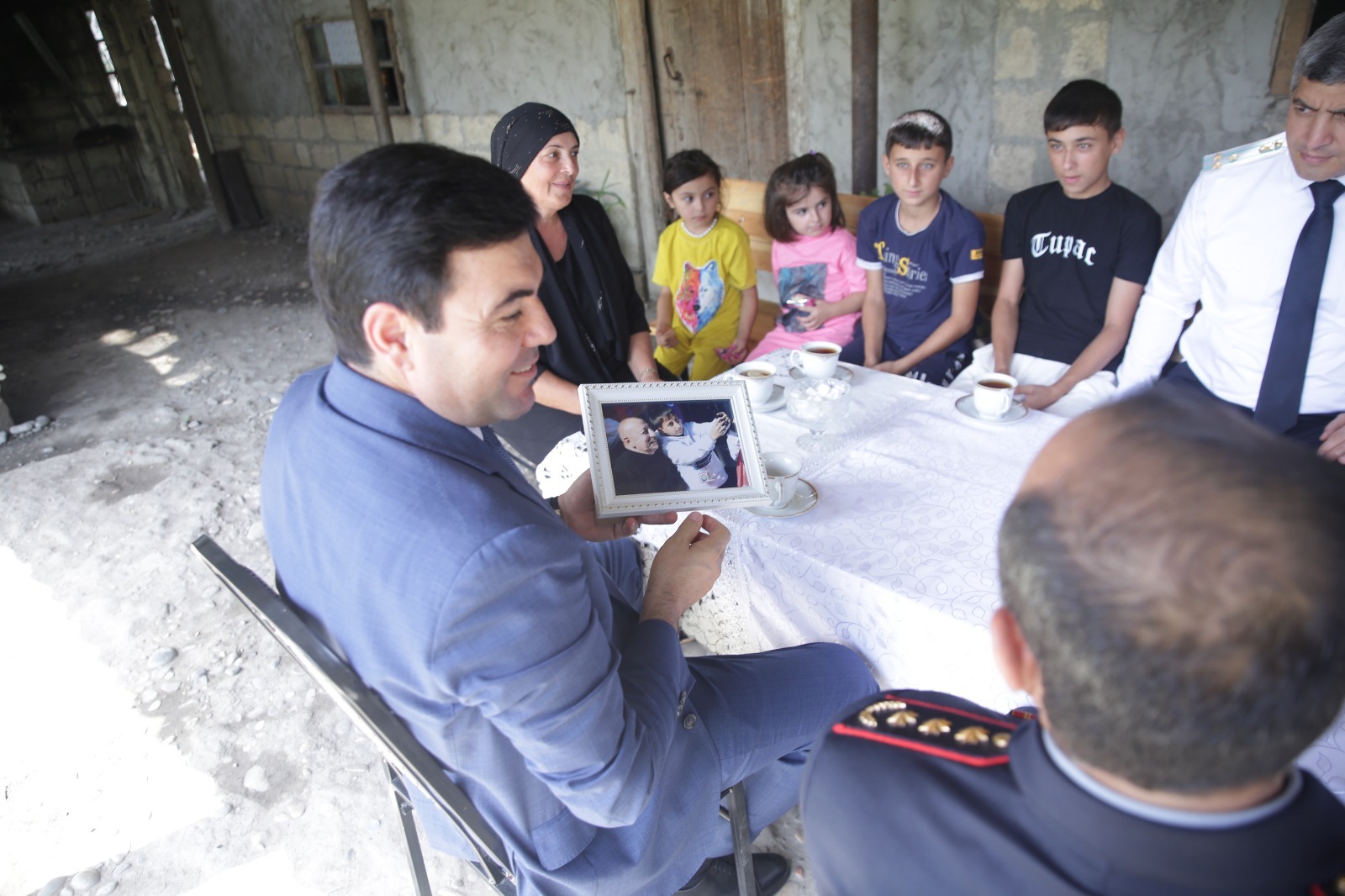 Elnur Rzayev Manafoba kəndində şəhid ailəsini ziyarət edib (FOTO)