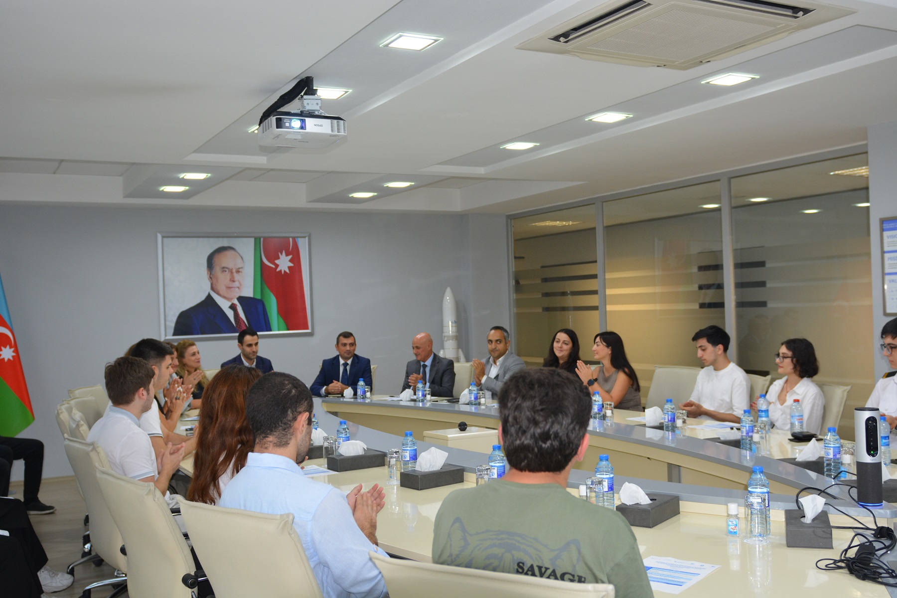 Azərbaycanlı tələbələr BƏƏ-nin Kosmik Mərkəzində təcrübə keçəcəklər (FOTO)