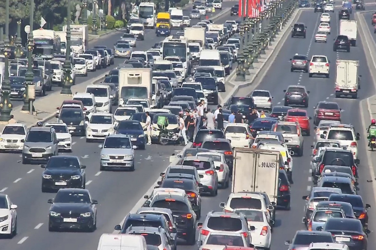 “Bağırov” tunelinin çıxışında yol-nəqliyyat hadisəsi: sıxlıq yaranıb