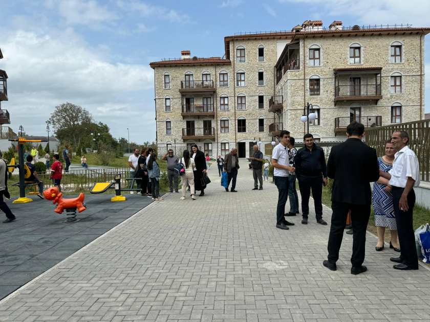Şuşaya növbəti köç: daha 27 ailə doğma yurduna çatdı, açarlar təqdim olundu (FOTO) (YENİLƏNİB)