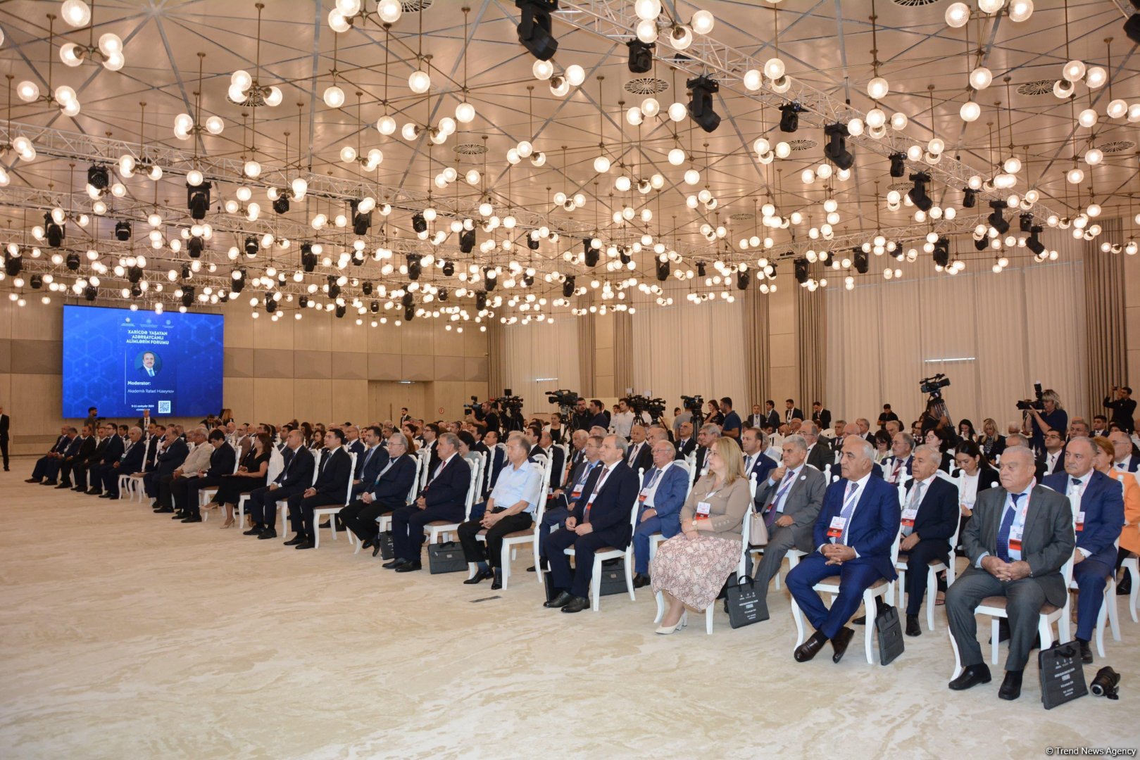 Bakıda Xaricdə Yaşayan Azərbaycanlı Alimlərin Forumunun ilk günü başa çatıb (FOTO) (YENİLƏNİB)