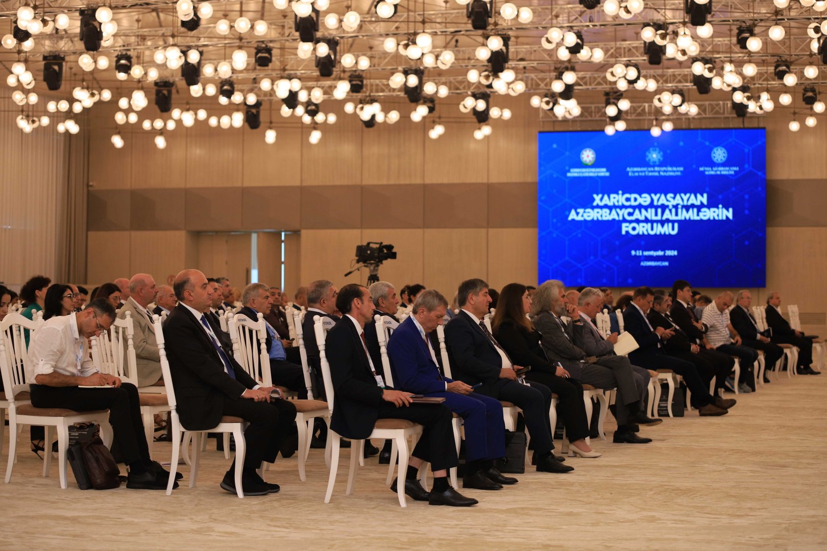 Bakıda Xaricdə Yaşayan Azərbaycanlı Alimlərin Forumu öz işini davam etdirir (FOTO)