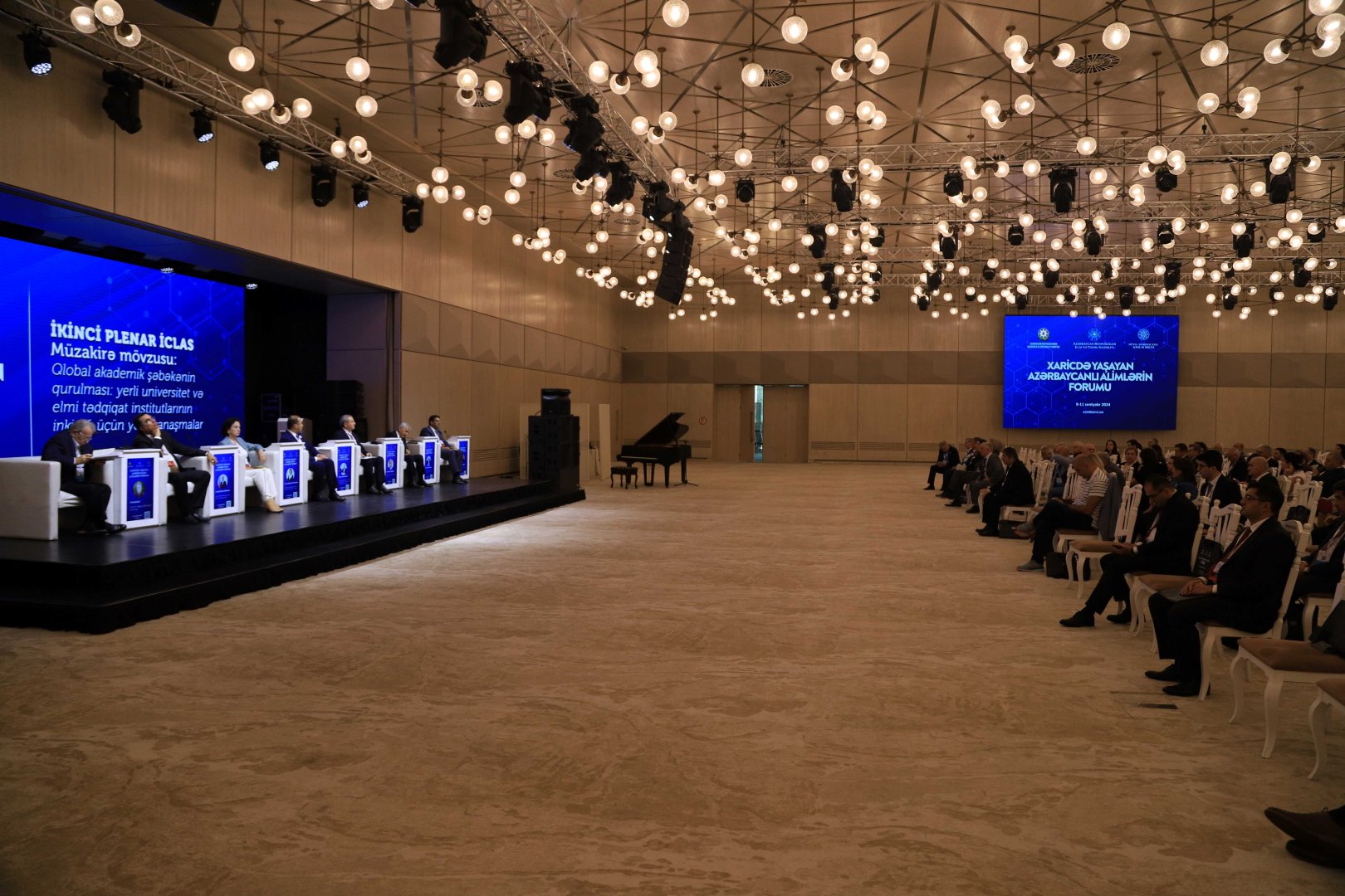 “Qlobal akademik şəbəkənin qurulması: yerli universitet və elmi tədqiqat institutlarının inkişafı üçün yeni yanaşmalar” mövzusunda panel müzakirəsi aparılıb (FOTO)
