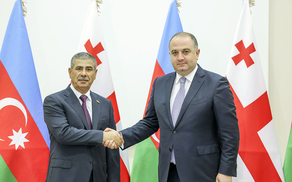 Azərbaycan və Gürcüstan müdafiə nazirləri regiondakı vəziyyəti müzakirə ediblər (FOTO)