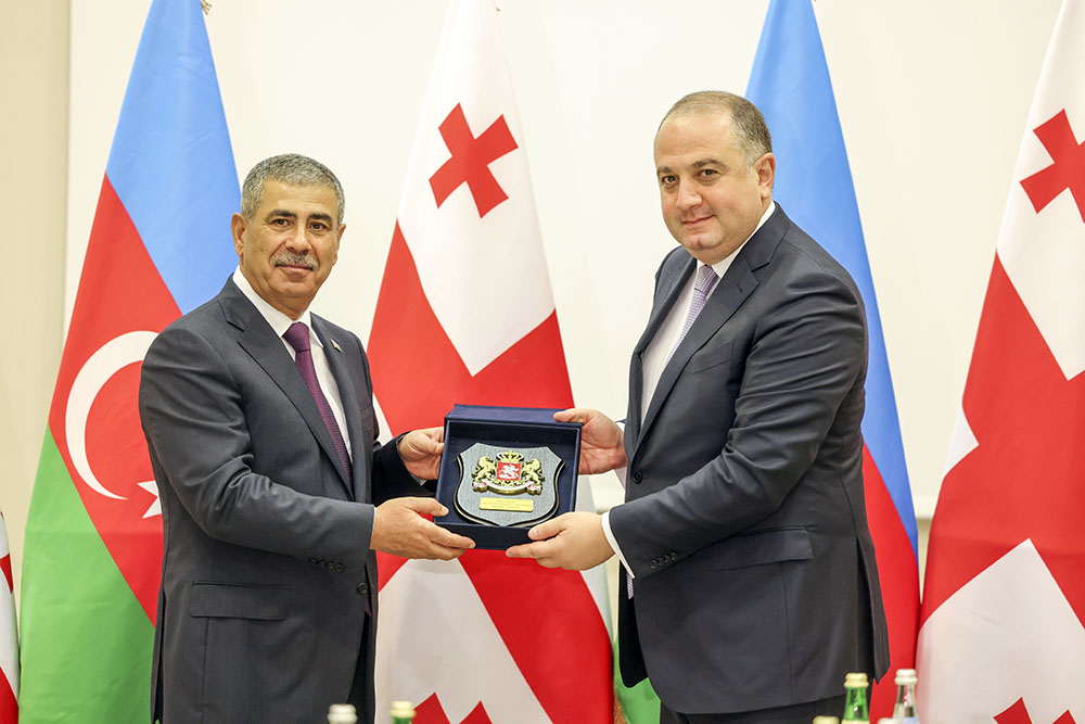 Azərbaycan və Gürcüstan müdafiə nazirləri regiondakı vəziyyəti müzakirə ediblər (FOTO)
