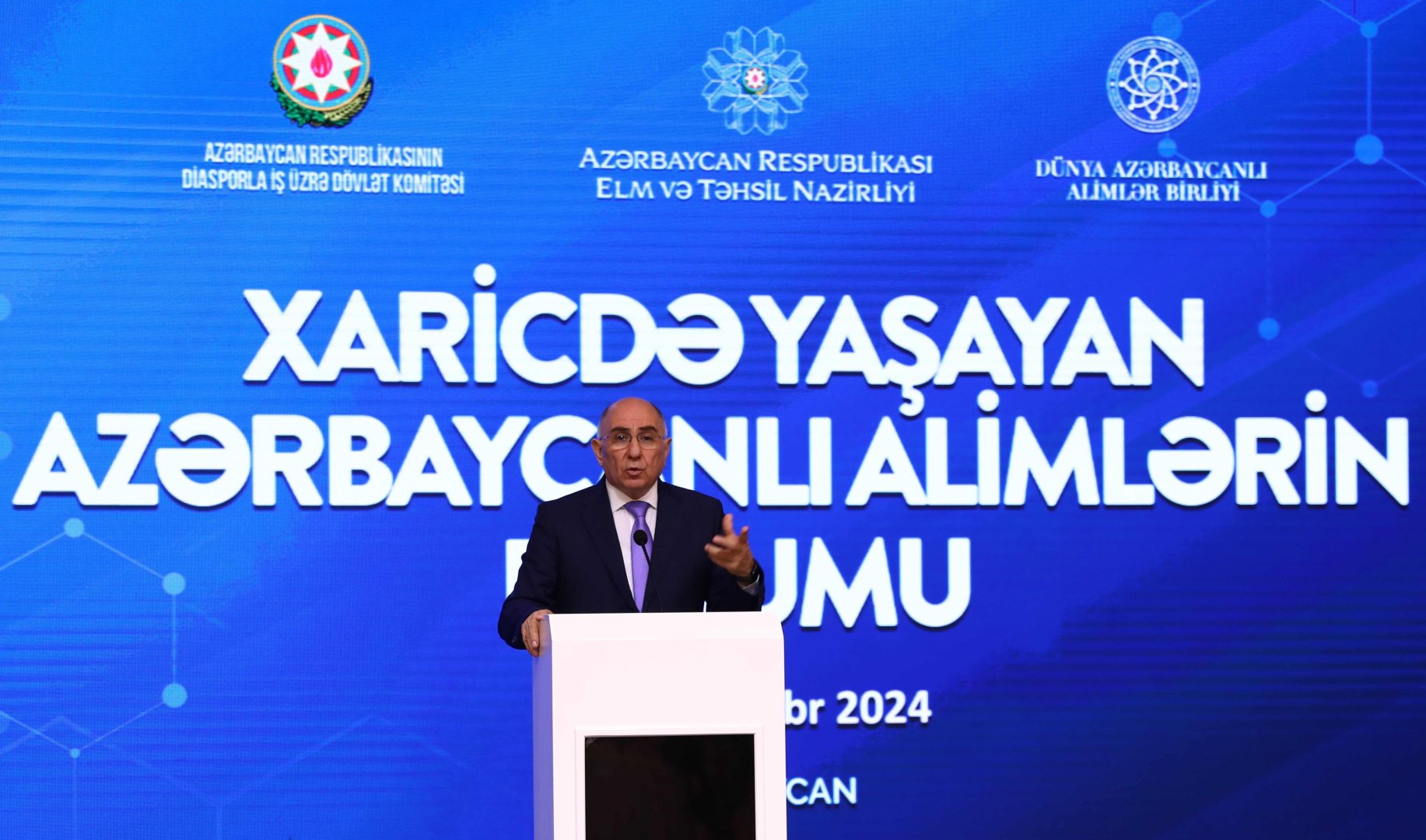 Azərbaycanın görkəmli akademikləri və nüfuzlu universitetlərinin rektorları Alimlərin Forumundan danışıblar (FOTO)