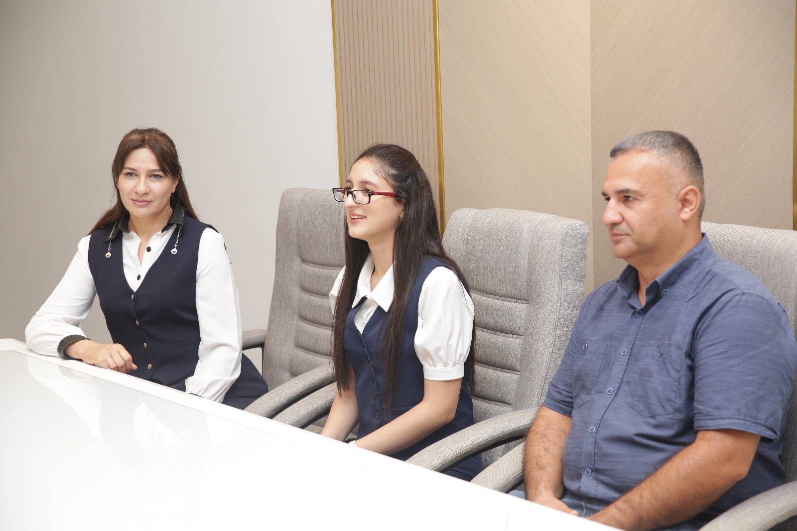 Elnur Rzayev tələbə adını qazanan şəhid övladı ilə görüşüb (FOTO)