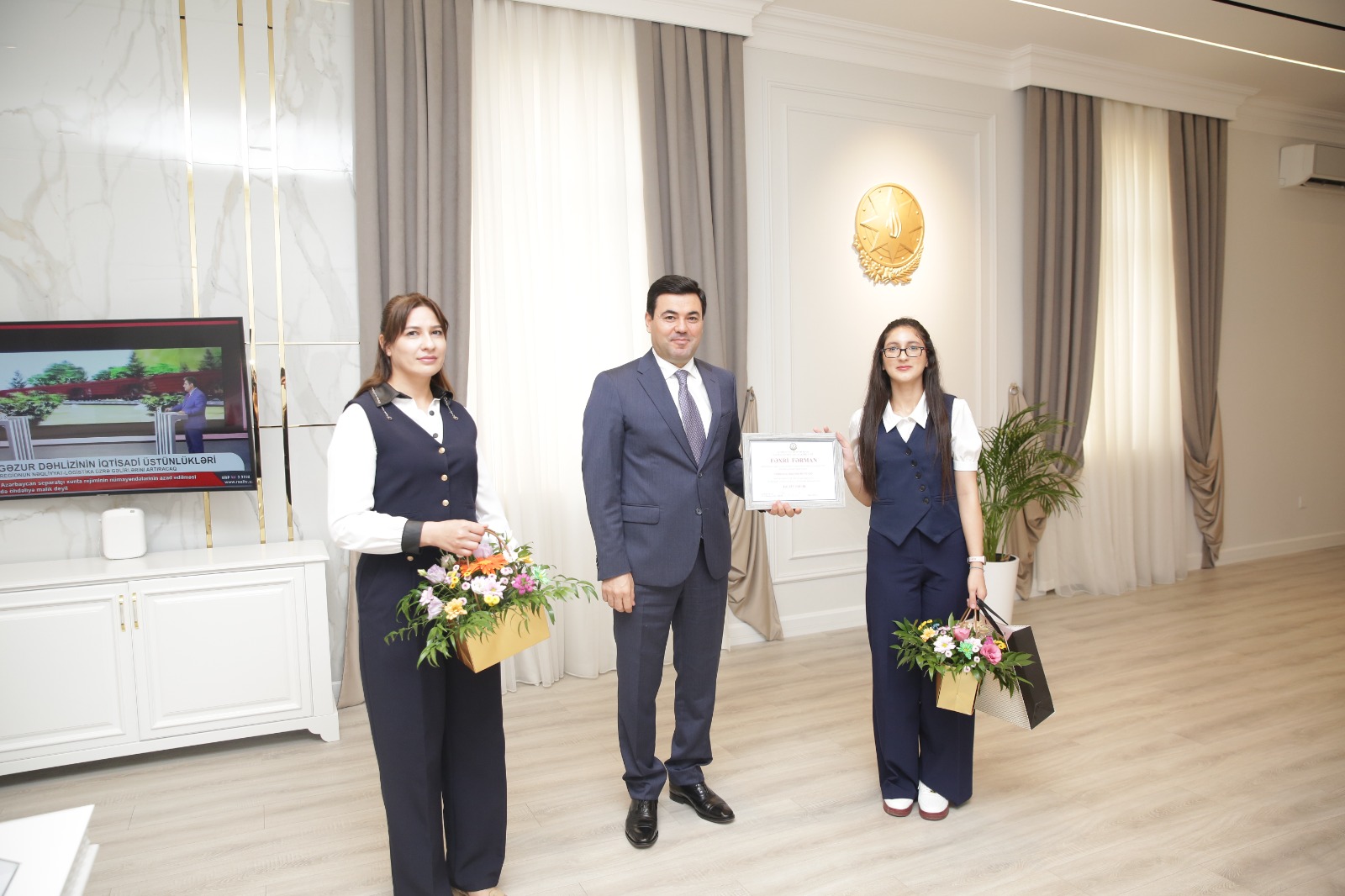 Elnur Rzayev tələbə adını qazanan şəhid övladı ilə görüşüb (FOTO)