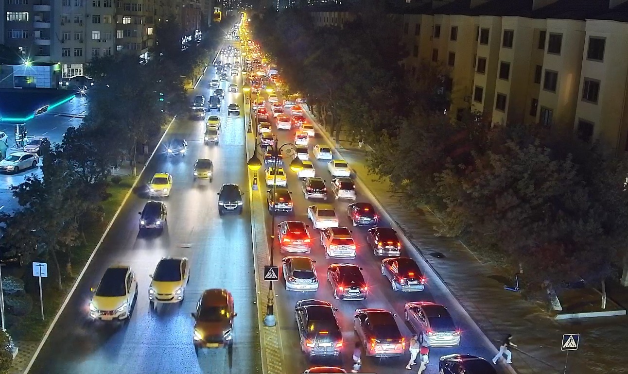 Bakıda piyadanı maşın vurdu - Tıxac yarandı