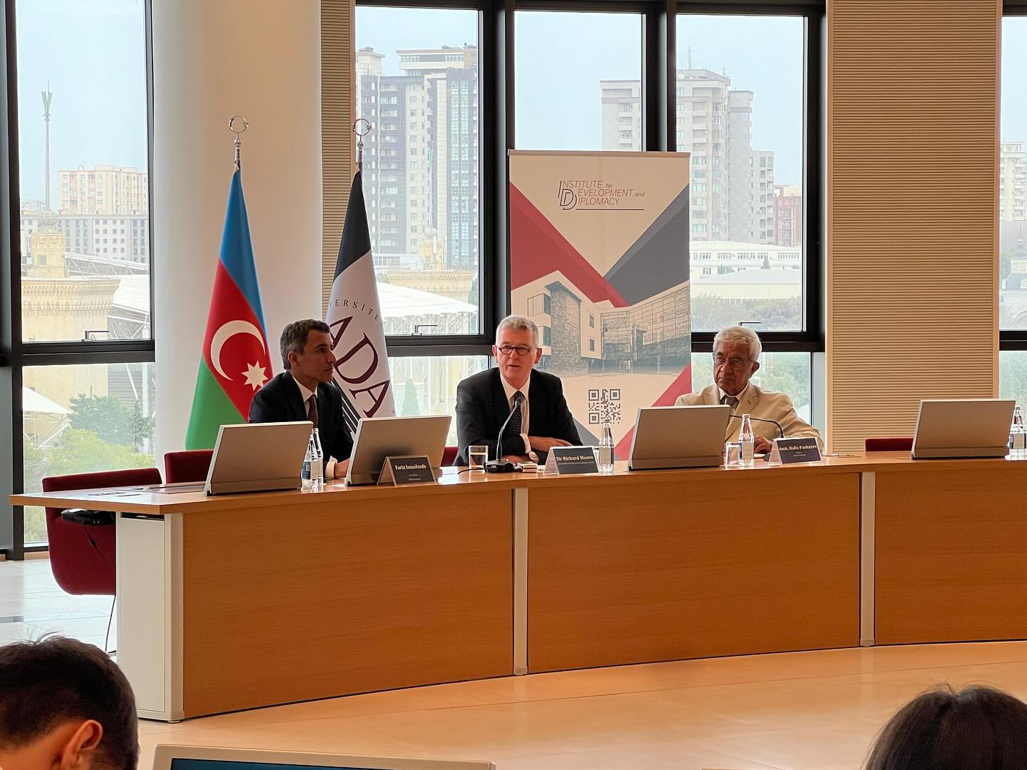 Britaniya Məxfi Kəşfiyyat Xidmətinin rəhbəri ADA Universitetində mühazirə oxuyub (FOTO)