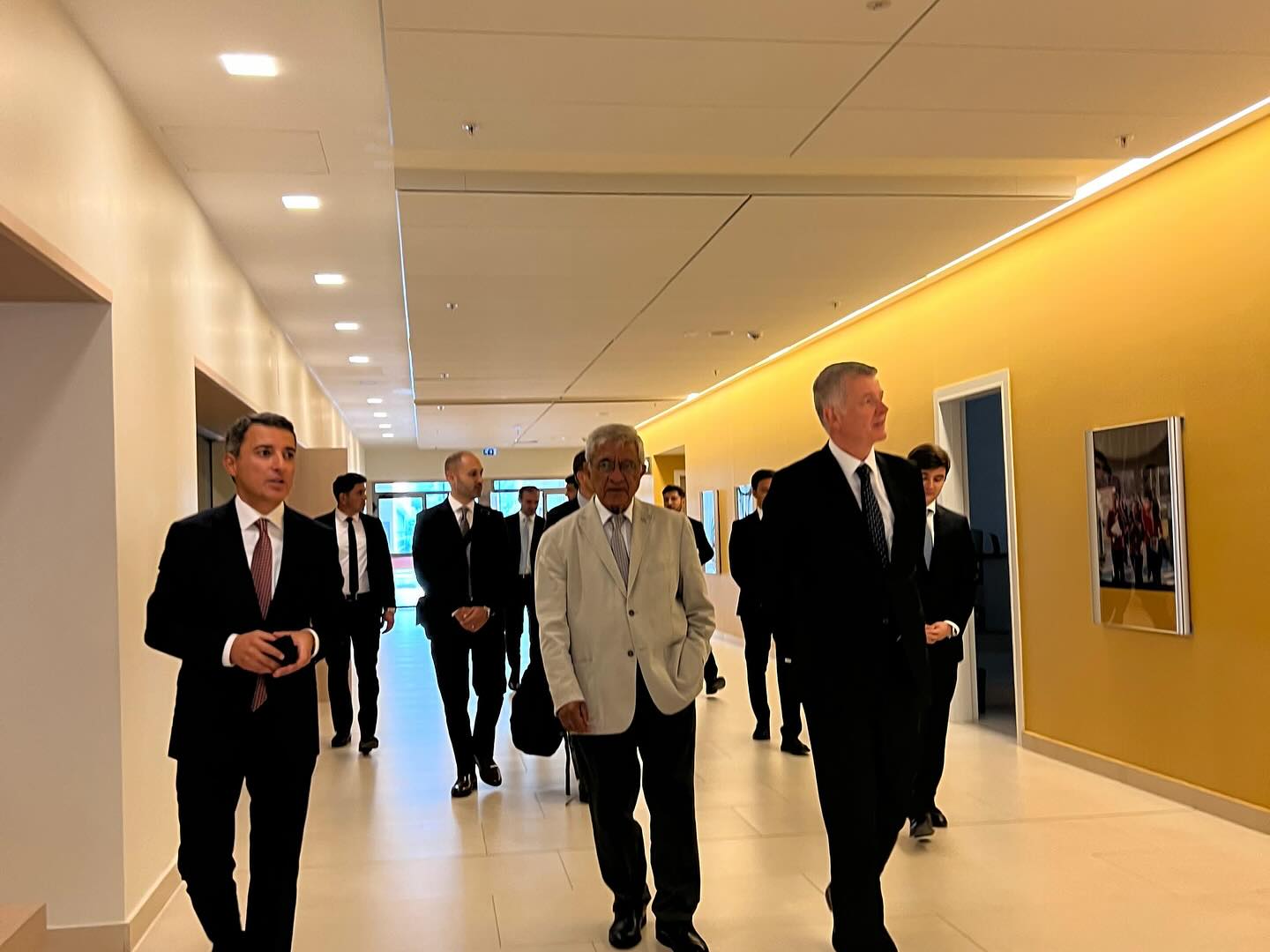 Britaniya Məxfi Kəşfiyyat Xidmətinin rəhbəri ADA Universitetində mühazirə oxuyub (FOTO)