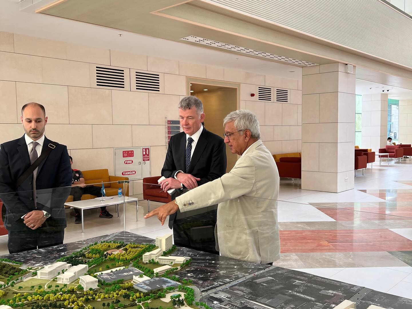 Britaniya Məxfi Kəşfiyyat Xidmətinin rəhbəri ADA Universitetində mühazirə oxuyub (FOTO)