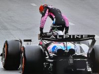 Formula 1 komandalarının üçüncü sərbəst yürüşləri zamanı bolidlərin birində texniki problem yarandı (FOTO)